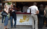 Termální lázně a wellness - oblast Tokaj - Maďarsko - Tokaj - Tokajské slavnosti, u stánků můžete ochutnat množství různých druhů a odrůd vín