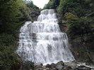 Francie - Franche-Comté - Cascade de l´Eventail, závoj tříště a kapek na kaskádách vysokých 65 m, v suchém období prakticky vysychají