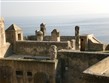 Itálie - Ischia - strohá architektura nad azurovým mořem

