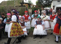 Maďarsko - velikonoce v Hollókö - lidové kroje palócké menšiny