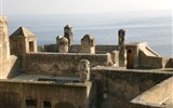 Termální lázně a wellness - Neapolský záliv - Itálie - Ischia - strohá architektura nad azurovým mořem
