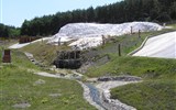 Termální lázně a wellness - oblast Eger - Maďarsko - termální lázně Egerszálok, vývěr termálního pramene na kterém vzniká sněhobílá poloha travertinu podobná známému Pamukkale v Turecku